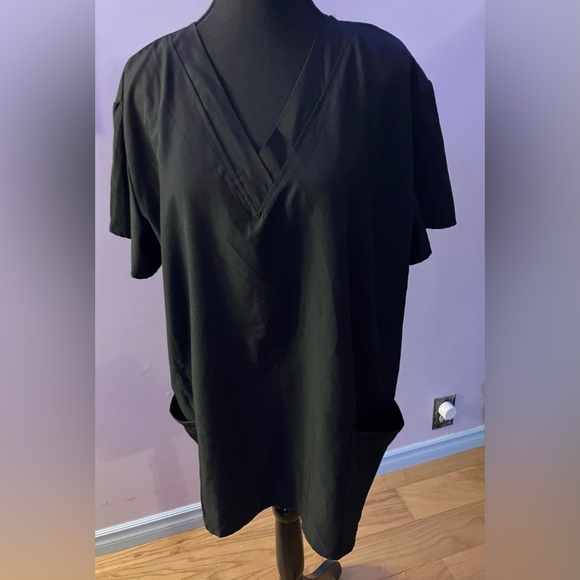 NWOT black scrub top size L - Picture 2 of 6